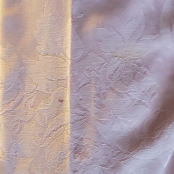 Wamsutta Approx 58x72 Pink Tablecloth and 8 napkins - Picture 7 of 8